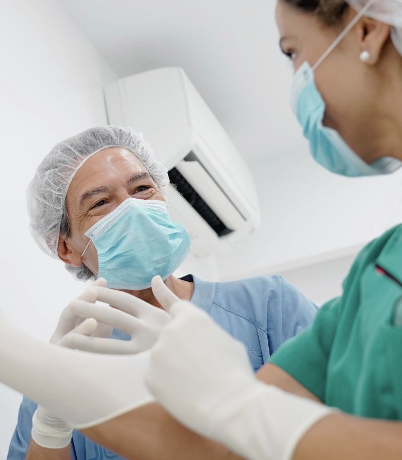 Cirugía mínimamente invasiva para tensar la piel del cuello y definir contorno