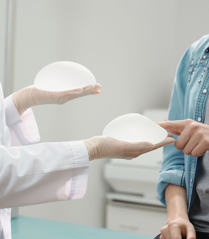 Procedimiento avanzado de aumento de pecho con protocolos de recuperación guiados Procedimiento avanzado de aumento de pecho con protocolos de recuperación guiados