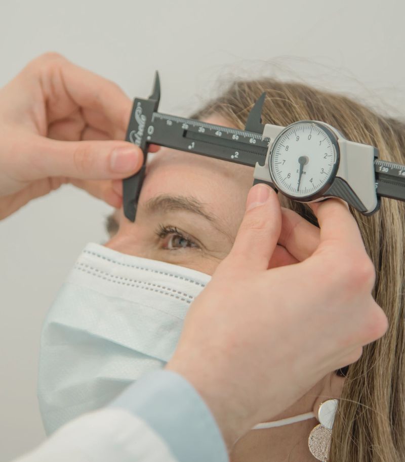 Naturalidad y precisión en el diseño y ejecución del injerto de cejas Naturalidad y precisión en el diseño y ejecución del injerto de cejas