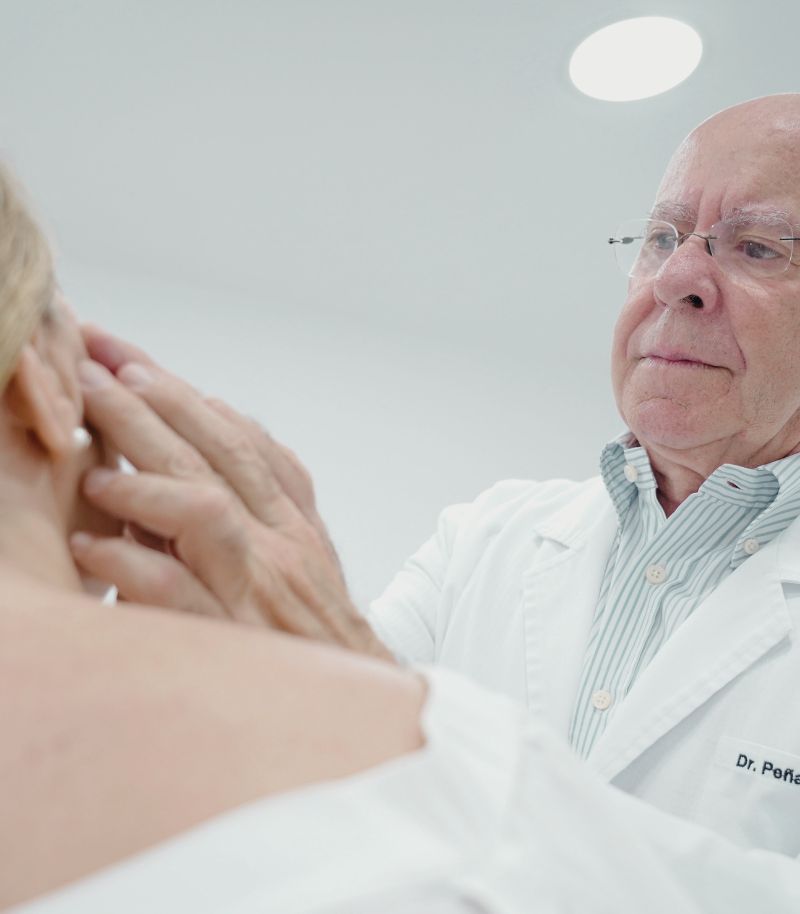 Intervención de párpados superiores e inferiores para rejuvenecimiento facial completo