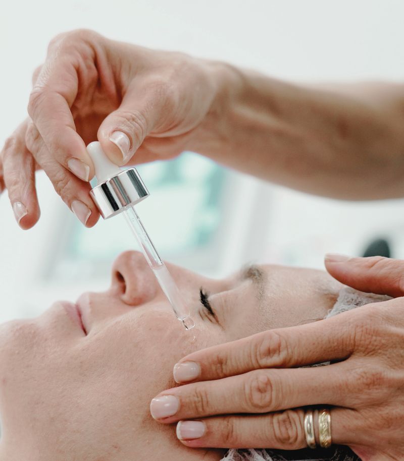 Tratamientos complementarios para potenciar los resultados de la blefaroplastia