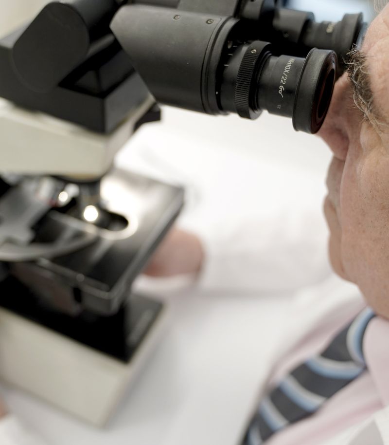 Cuidado estético en el tratamiento de la queratosis actínica Tratamiento de la queratosis actínica con especial cuidado estético en zonas visibles como rostro, cuello y escote.