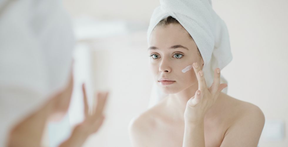 Cuidado de la piel después de la ducha Aplicación de crema hidratante después de la ducha para mantener la hidratación de la piel
