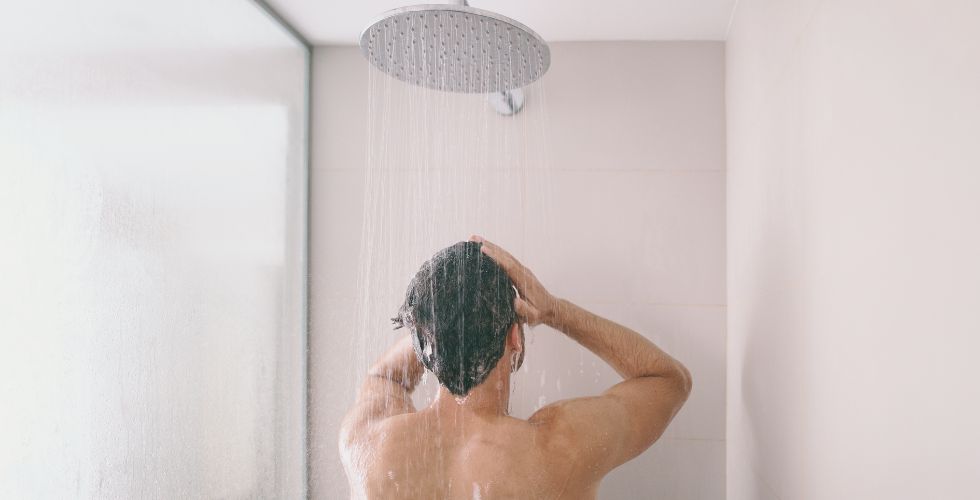 Temperatura del agua en la ducha Cómo ducharse correctamente: Se recomienda agua tibia para ayudar a proteger la barrera cutánea