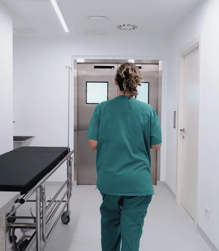 Cirugía vNOTES en suelo pélvico Cirugía vNOTES por vía vaginal para determinados procedimientos ginecológicos sin incisiones abdominales