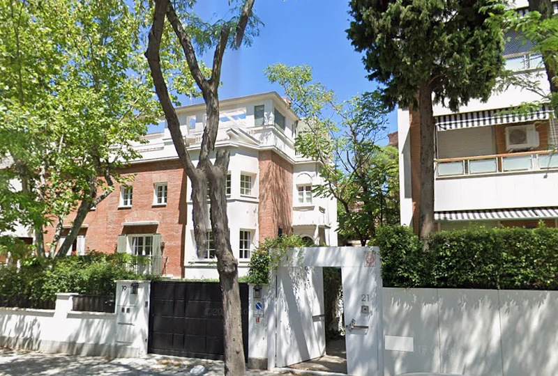 Exterior clínica Grupo Pedro Jaén en Calle Cinca 21